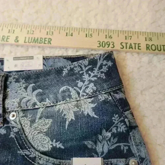 Time And Tru Shorts Womens 12 Denim Floral New Stretch 4" Inseam Mid Rise - Picture 12 of 13
